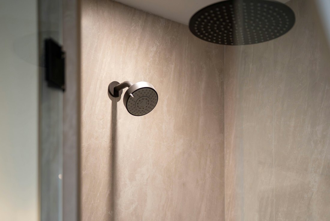 Douche alimentée en eau chaude