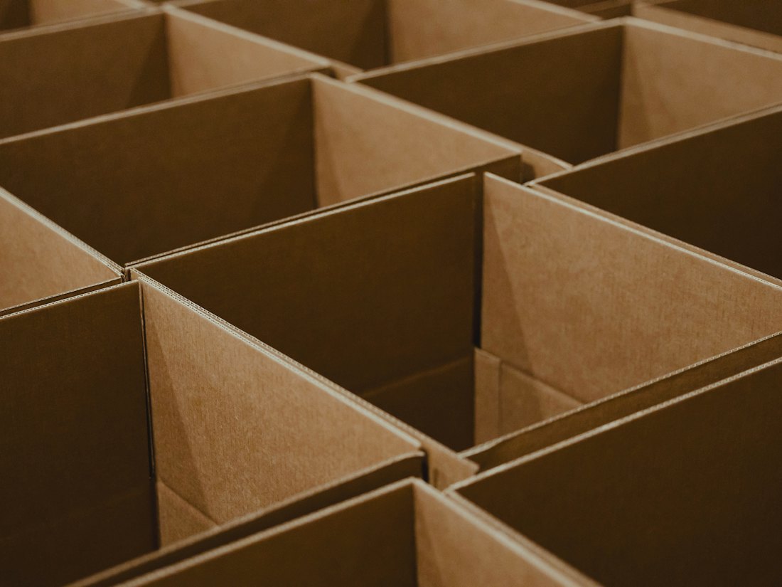 Cartons prêts pour un débarras