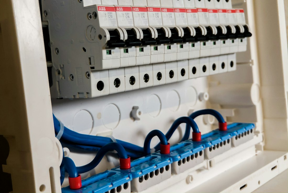 Électricien au travail