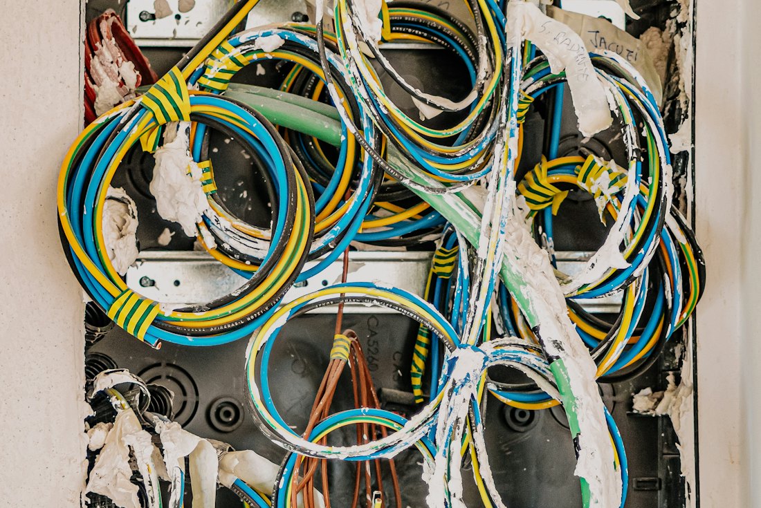 Électricien au travail
