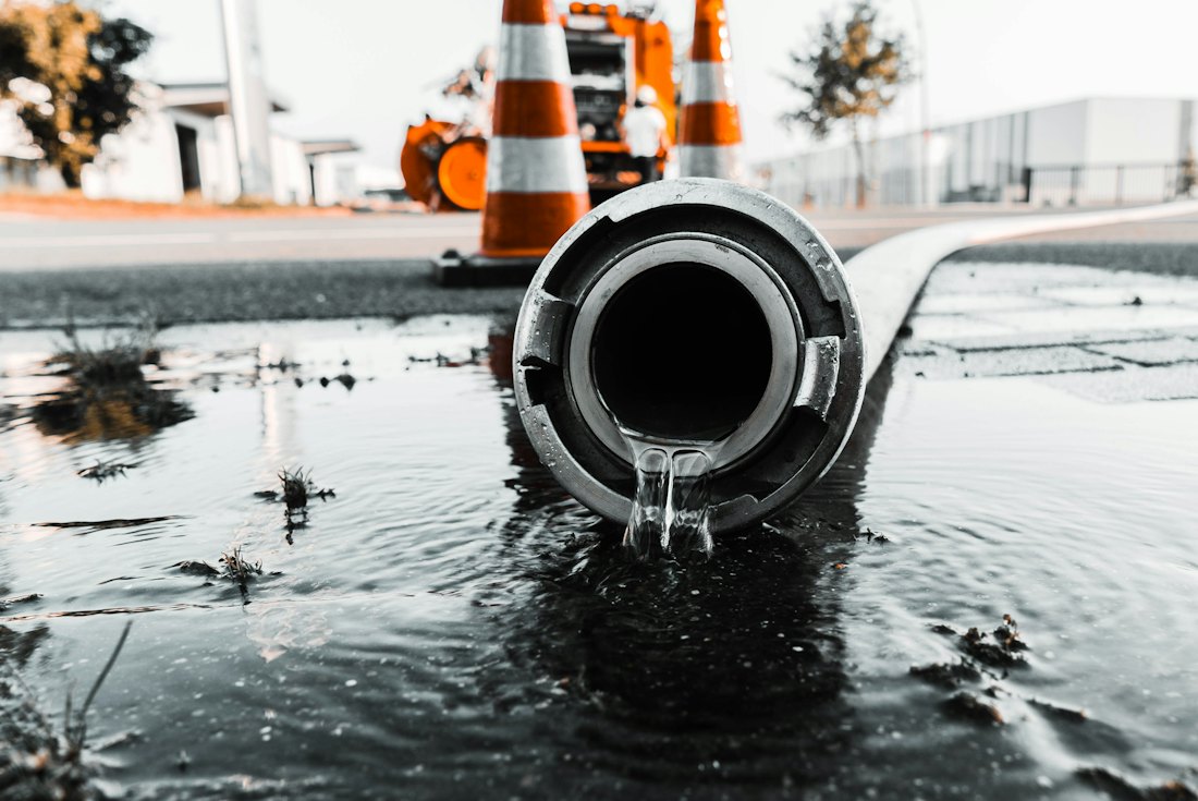 Eau s'écoulant d'une canalisation grise