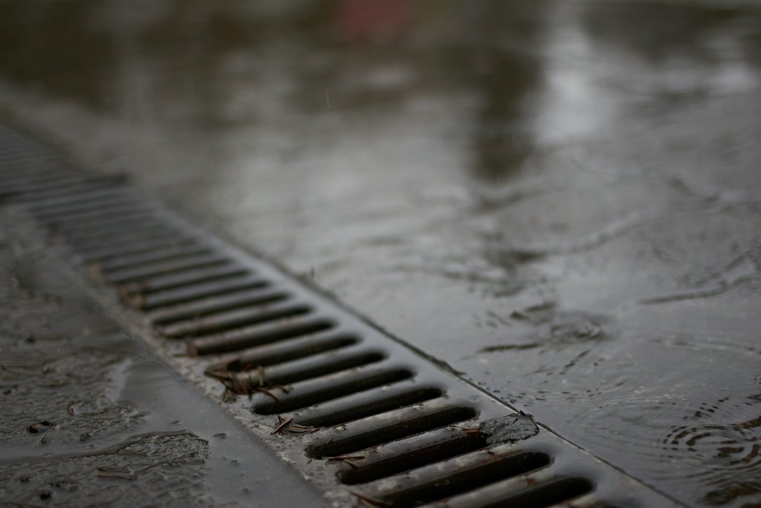 Grille d'évacuation des eaux sur une chaussée mouillée