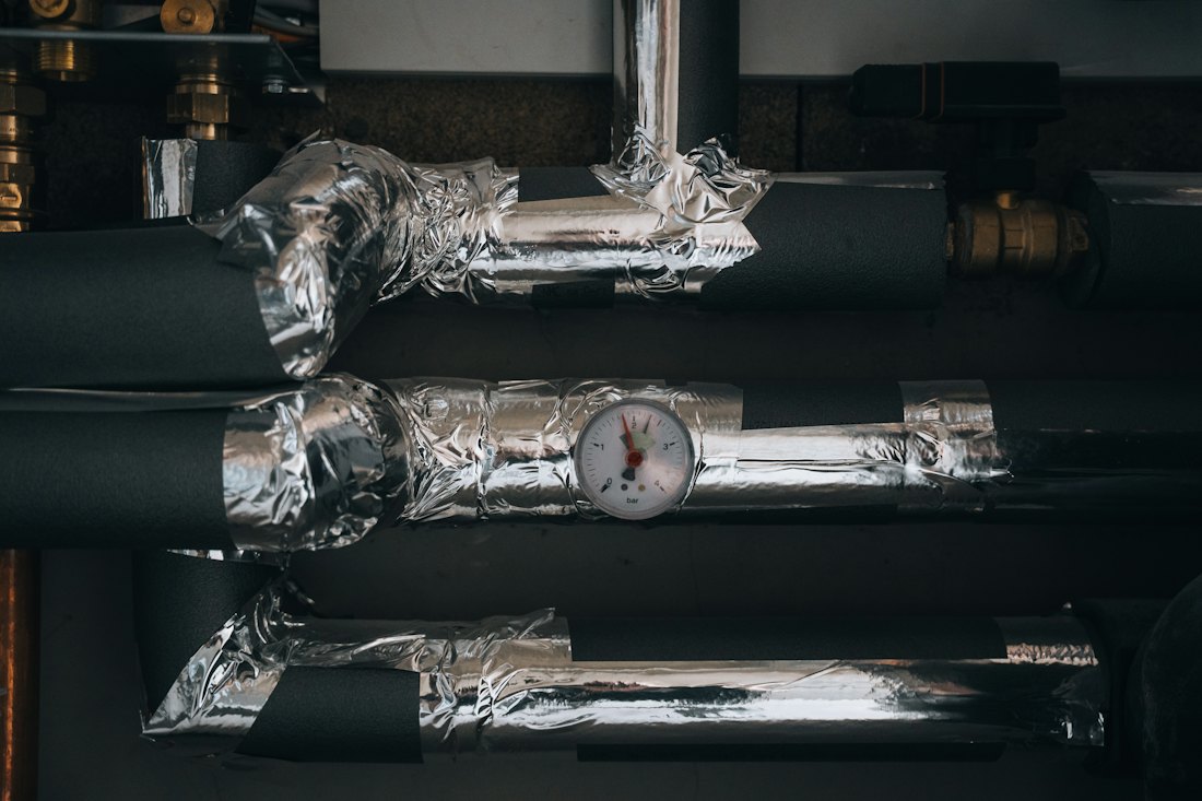 Canalisations et vannes d'une installation de chauffage