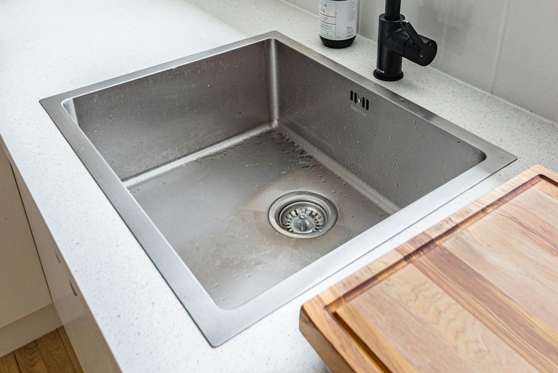 Évier en inox avec robinet