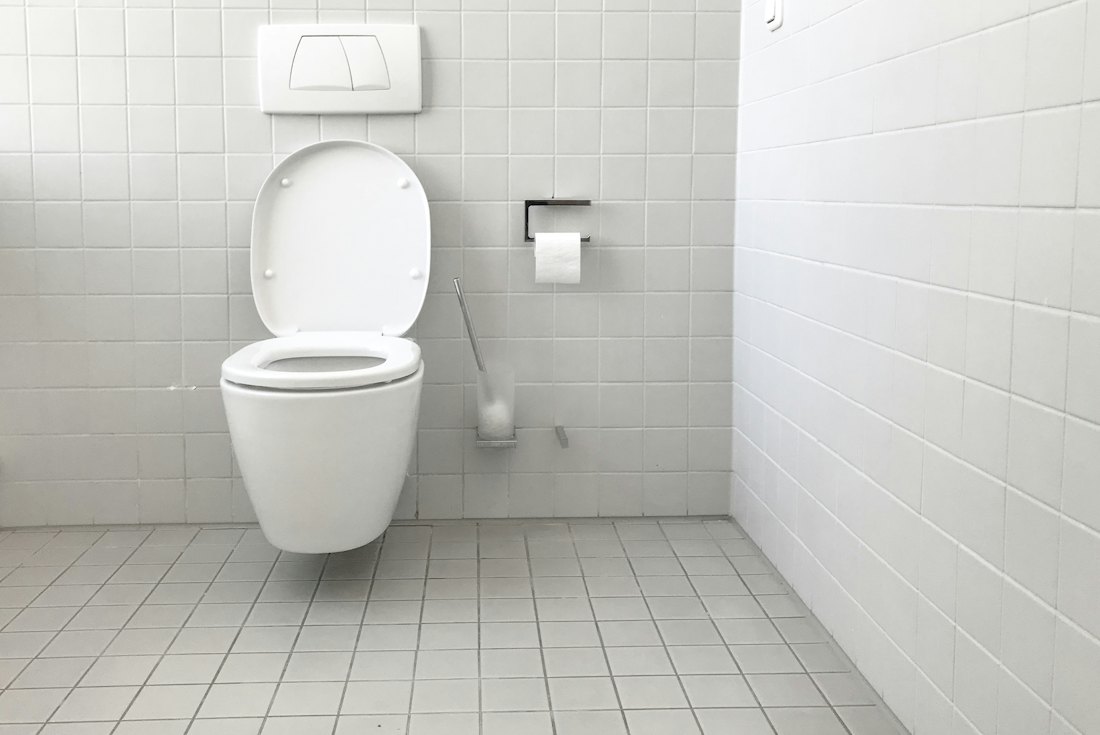 WC avec réservoir dans une salle de bain