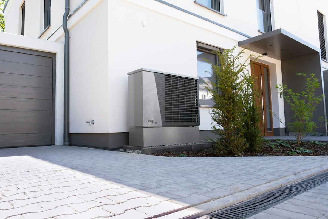 Pompe à chaleur extérieure installée contre une maison