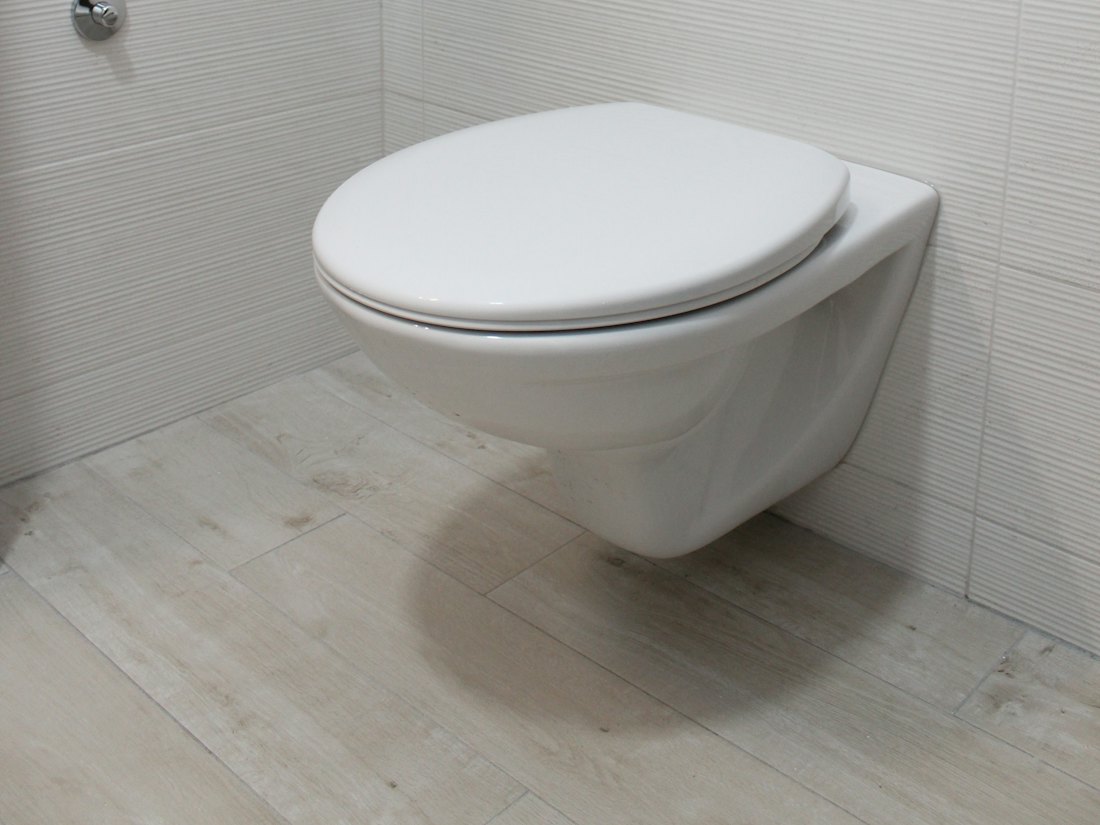 WC dans une salle de bain