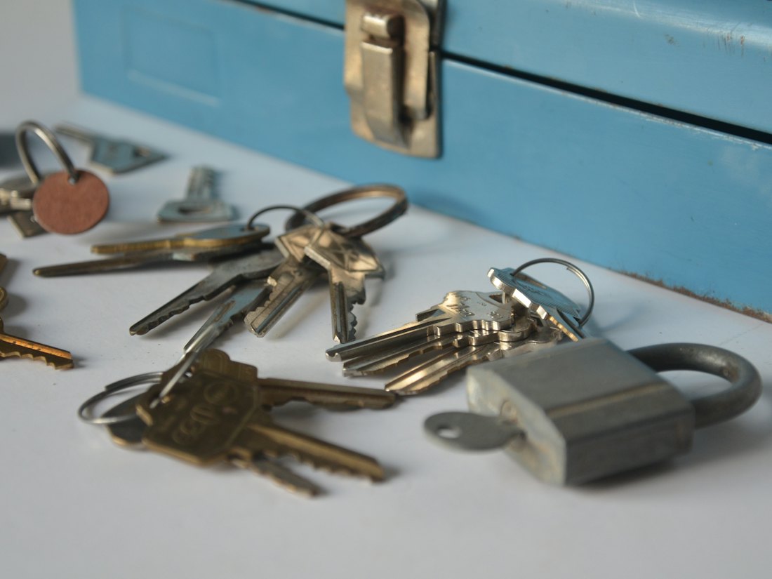 Clés et cadenas près d'une caisse à outils